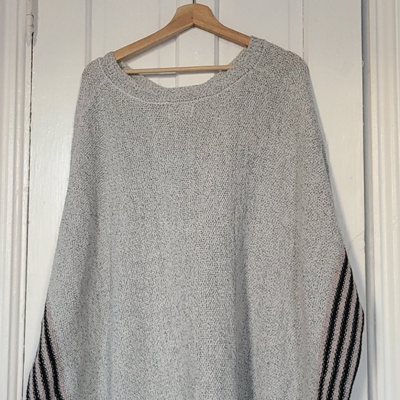 Chic Poncho sweater - Picture 4 of 4
